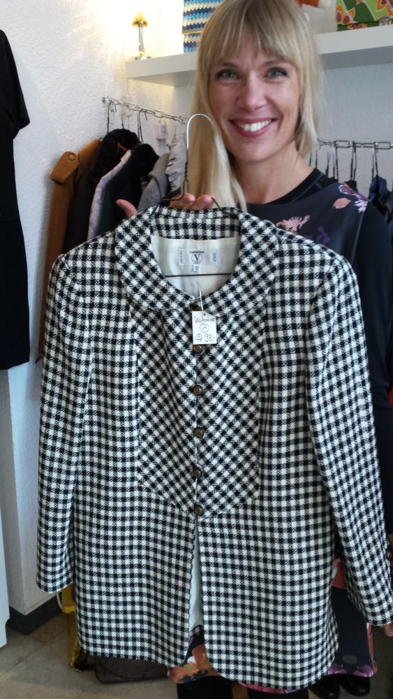 Janas absolutes Lieblingsstück im Laden: Schicke Jacke von Valentino mit trendigem Bubikragen für 98 Euro (Größe M)