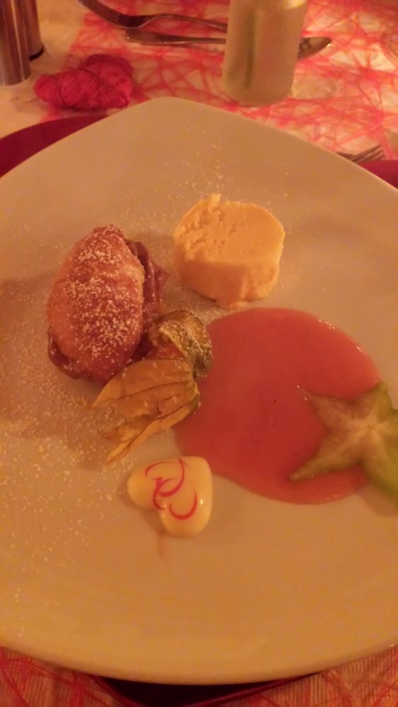 Süßer Abschluss: Windbeutel mit Toblerone-Crème an Apfelsoße und Orangenparfait; 9,90 Euro (Gericht aus dem Valentinstag-Menü)