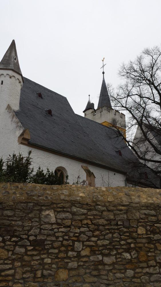 Ein bisschen schüchtern zeigt sich hier die Ingelheimer Burgkirche. Besonders schön ist sie abends in Beleuchtung