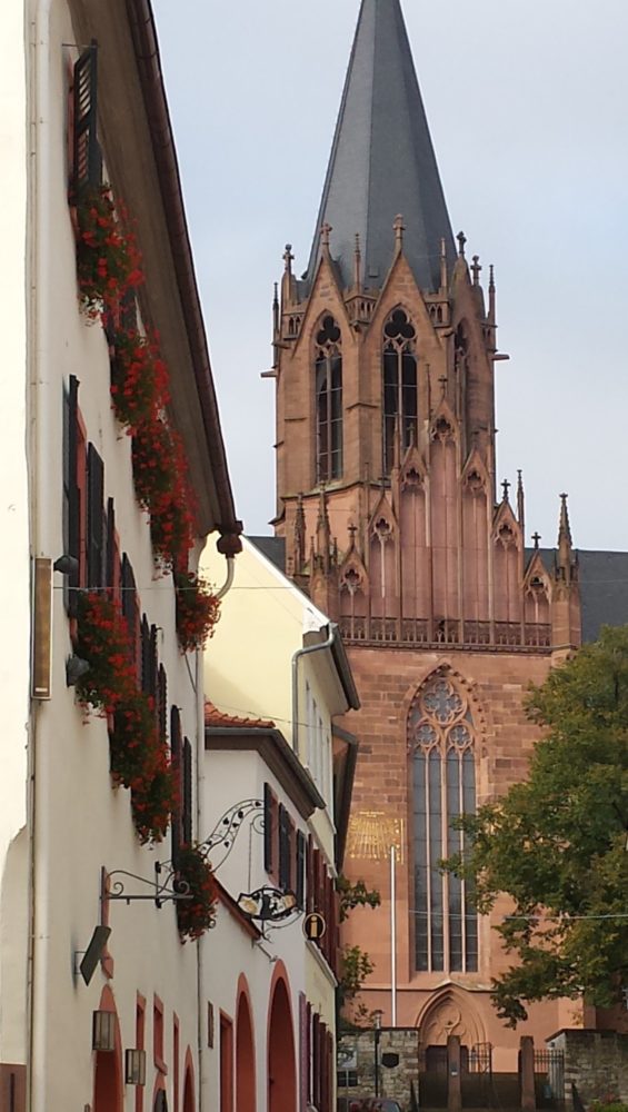 Die Katharinenkirche: eine gelungene Mischung aus Gothik und Romanik. In ihr bin ich konfirmiert worden und bis heute verpasse ich nahezu keinen Weihnachtsgottesdienst. Gehe unbedingt mal hinein und bewundere die schönen, bunten Fenster. Es lohnt sich!