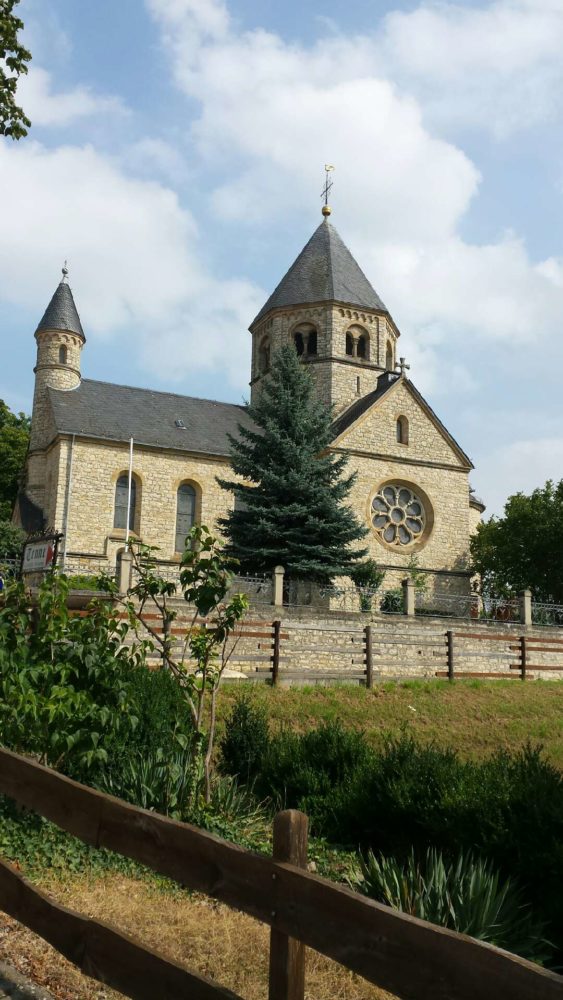 Die Evangelische Pfarrkirche in Groß-Winternheim, auch der Selztaldom genannt. Sie begegnet mir jeden Tag auf dem Weg zur Arbeit und ich bin immer wieder begeistert von ihr