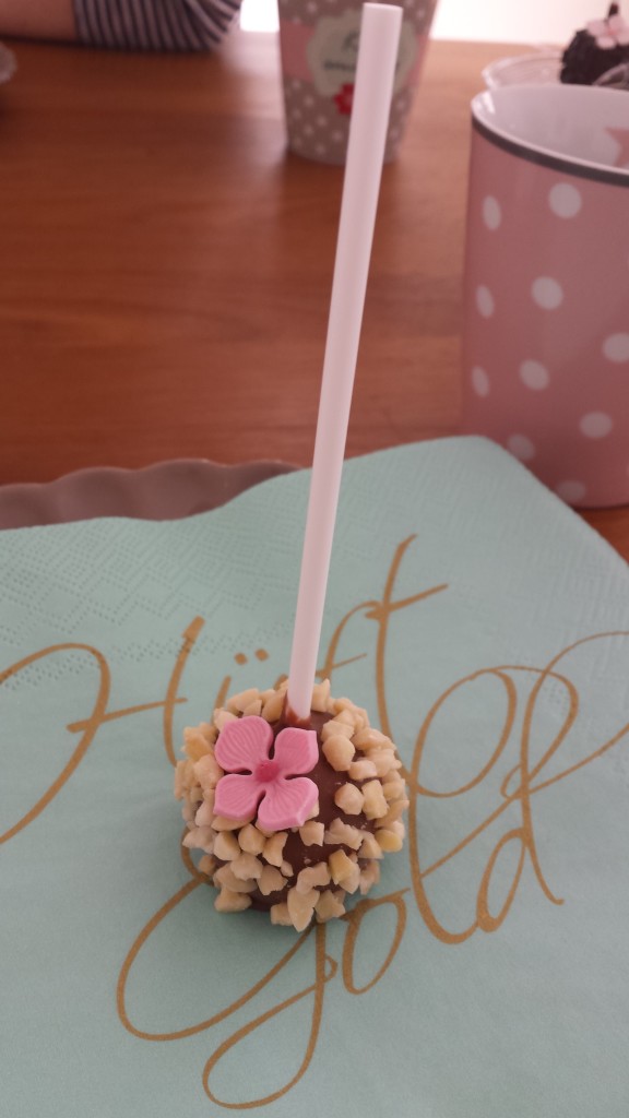 Schoko mit Vollmilch und Mandeln (die Zuckerblume ist übrigens ebenfalls selbst gemacht)