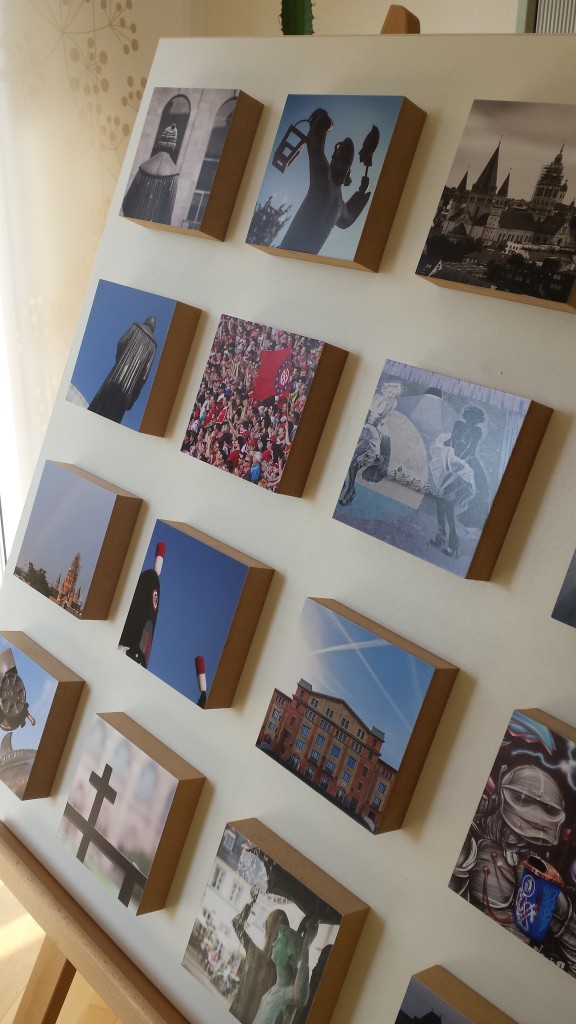 Die Bilder lassen sich auch prima hinstellen, da sie auf 3 cm dicken MDF-Blöcken kaschiert wurden. Somit sind sie ebenfalls eine gute Zierde für die Fensterbank, das Regal oder den Schreibtisch