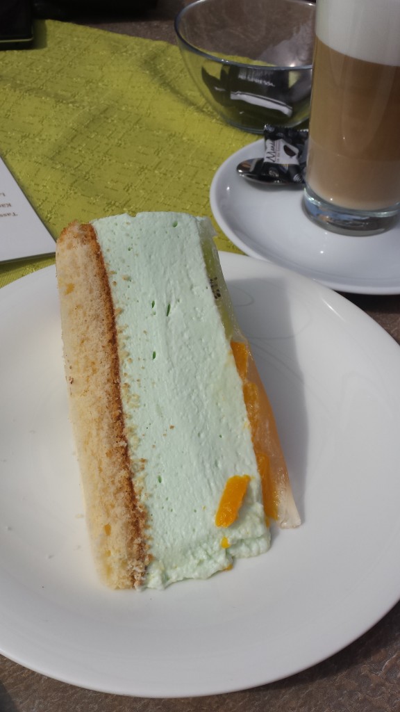 Mein Freund liebt die Geschmacksrichtung "Waldmeister". Diese Torte ist wie gemacht für ihn! 