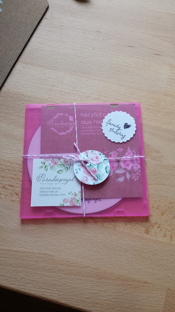 Mit viel Liebe verpackt: CD mit Bildern. Diese werden dann mitsamt den Aufnahmen per Post verschickt.