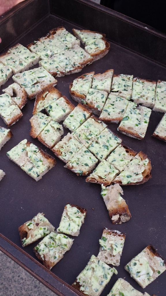 Pause muss sein! Als kleine Stärkung gibt's knuspriges Brot mit köstlicher Bärlauchbutter