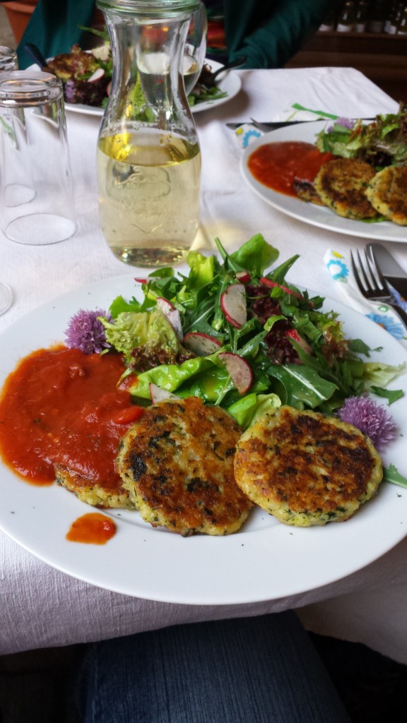 So köstlich: Brennnesseltaler mit Reis und Käse; fescher Begleiter: rote Tomatensoße mit wildem Oregano; dazu frischer Salat mit Spitzwegerich, Pimpernelle, Löwenzahn, Scharfgabe und Knoblauchrauke