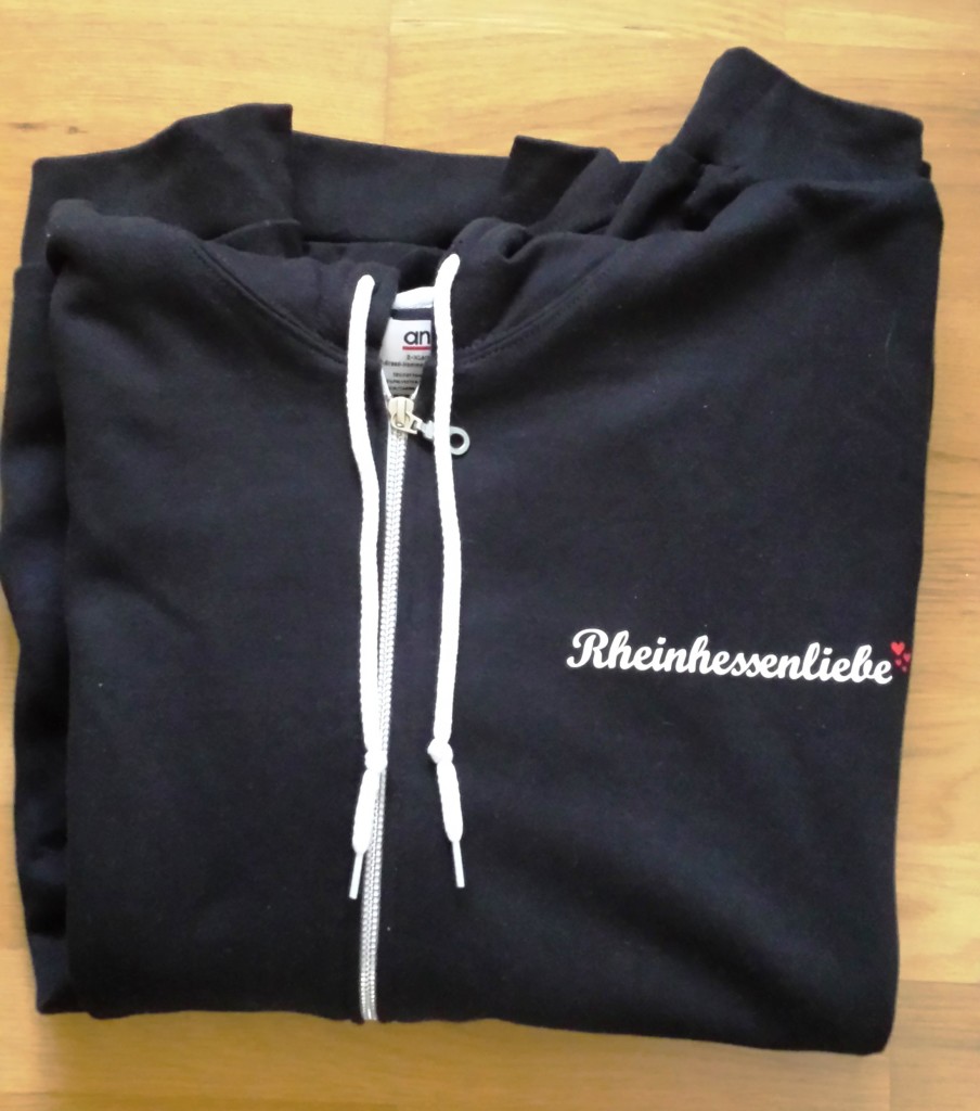 Werde ich künftig öfter zu den Heimspielen von Mainz 05 anziehen: Premium Contrast Hoodie navy (31,90 Euro)
