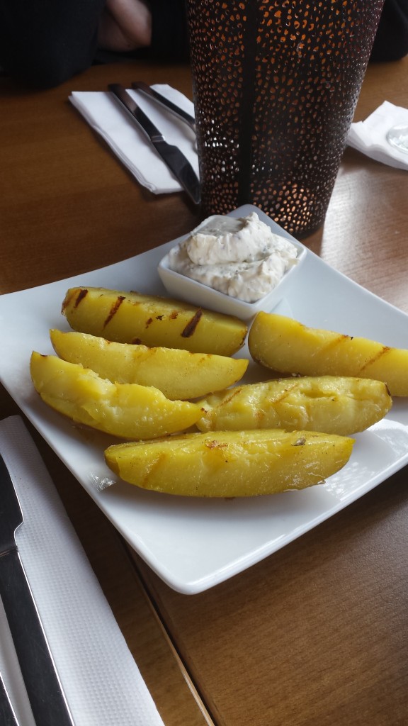 Köstliche Beilage dazu: Grillkartoffeln mit genialer Sourcream 