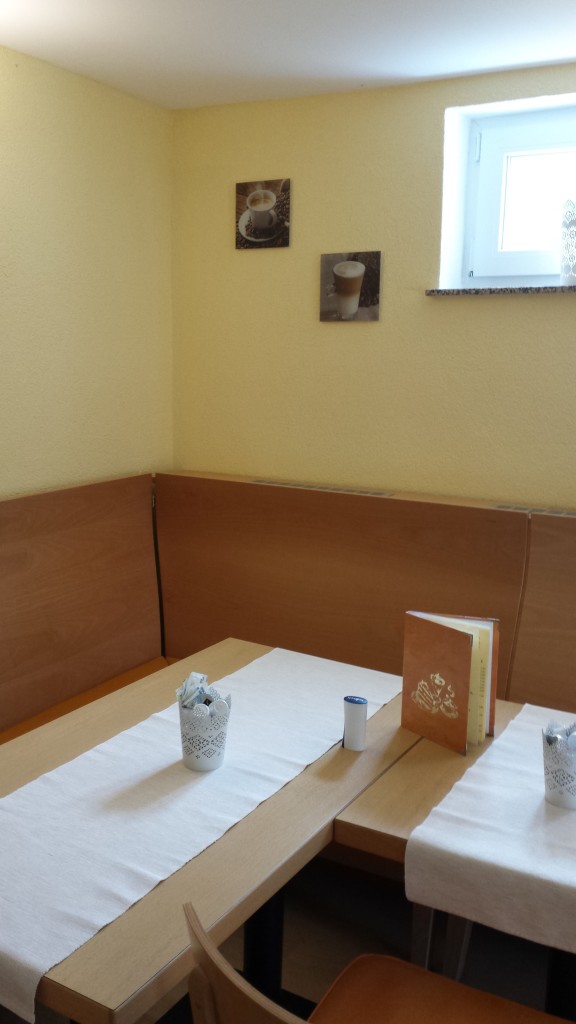 Ella`s Café ist hell und freundlich eingerichtet. 