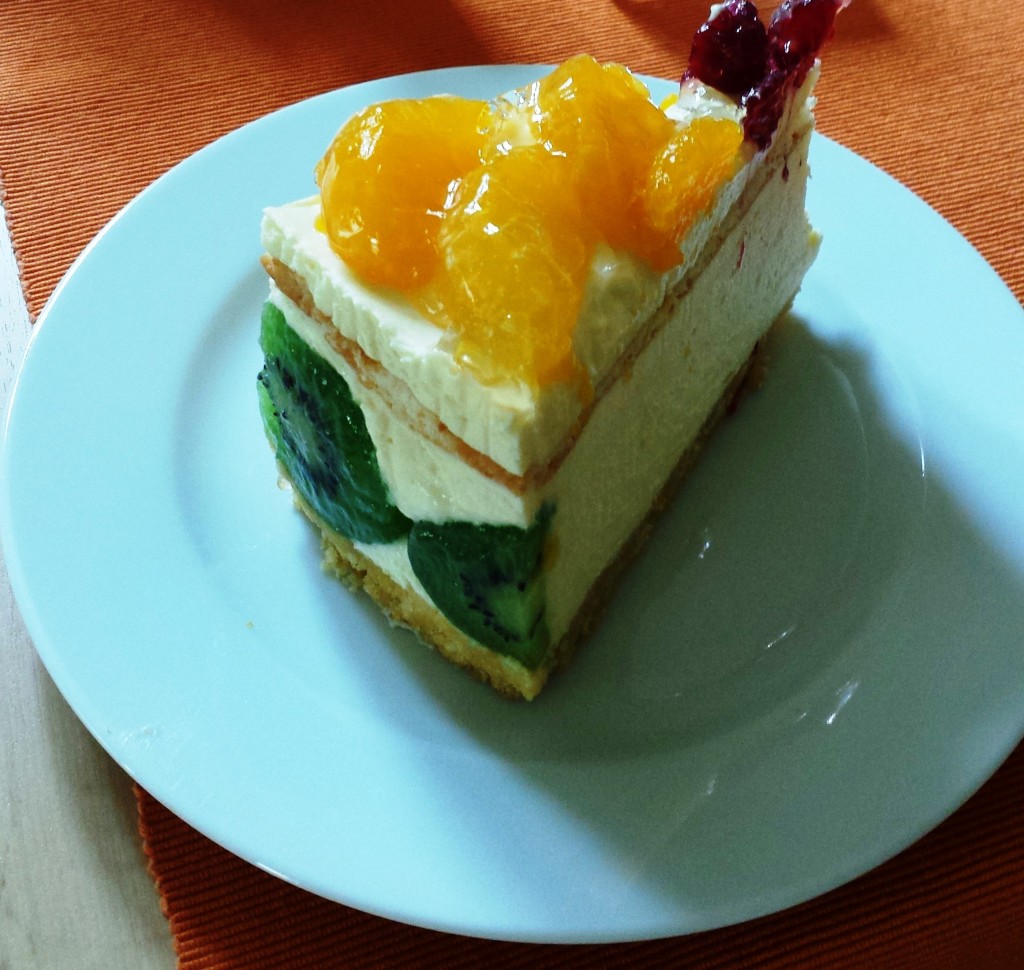 Köstlich: Torte mit Kiwi, Mandarine und Himbeeren und einer französischen Creme