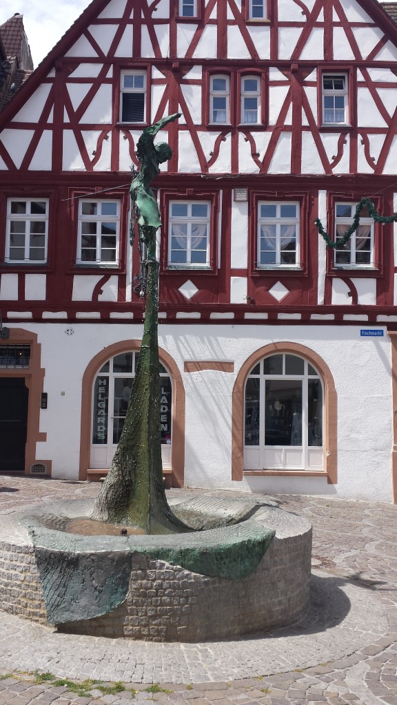 Wunderschönes Fachwerkhaus am Fischmarkt. Im Vordergrund zu sehen: der Fischmarktbrunnen 