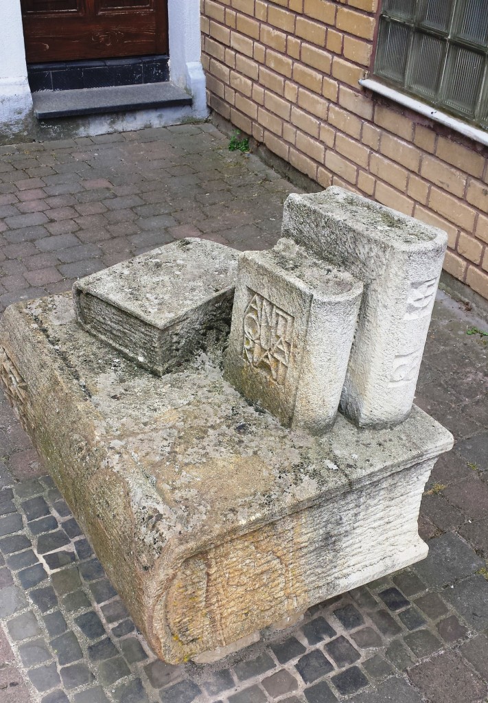 Diese Skulptur lässt mich (eine Leseratte) strahlen. Sie steht vor dem Buchantiquariat des Altstadtvereins in der Amtsgasse 14