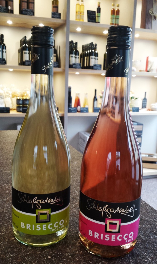 Der Secco wurde übrigens nach Britta Dörrschuck, der guten Seele des Hauses, benannt. Neu: der Brisecco Rosé (die adrette pinke Flasche!)