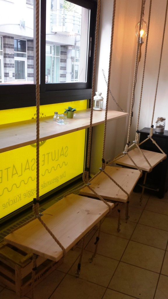 Schaukel statt Stuhl! Wie cool ist das denn?