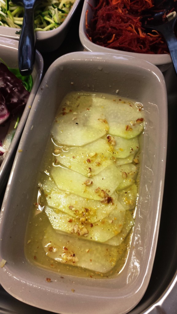 Zudem lockt ein üppiges Büfett. Hier zu sehen: Kohlrabi Carpaccio mit Estragon-Zitrone Vinaigrette und Haselnüssen