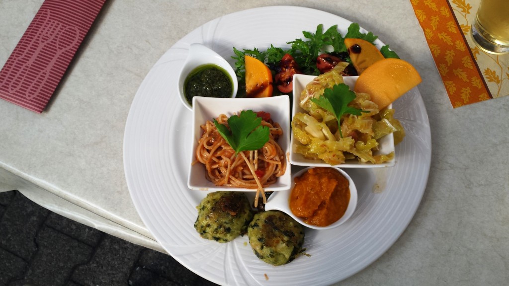 Essen ist fertig! Toller Probierteller mit gesunden Gerichten zum Testen. Dieses Essen kannst du dir im Gutsausschank natürlich auch bestellen.