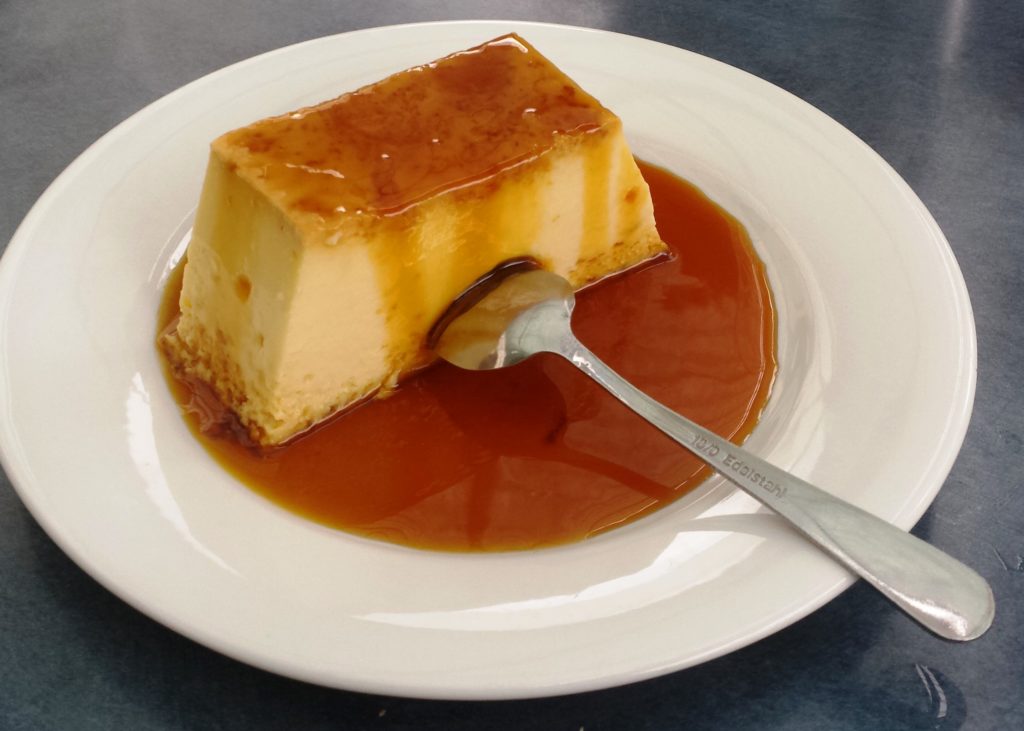 Falls es noch ein Nachtisch sein darf, empfehle ich den zuckersüßen Karamellpudding