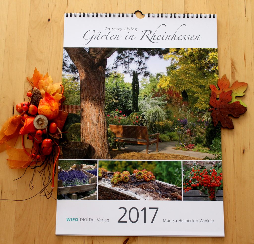 Ein wahres Schmuckstück, dieser Kalender! Mal sehen, wo ich "Gärten in Rheinhessen" aufhänge. Welche Gärten Monika fotografiert hat, findest du übrigens auf der Kalender-Rückseite
