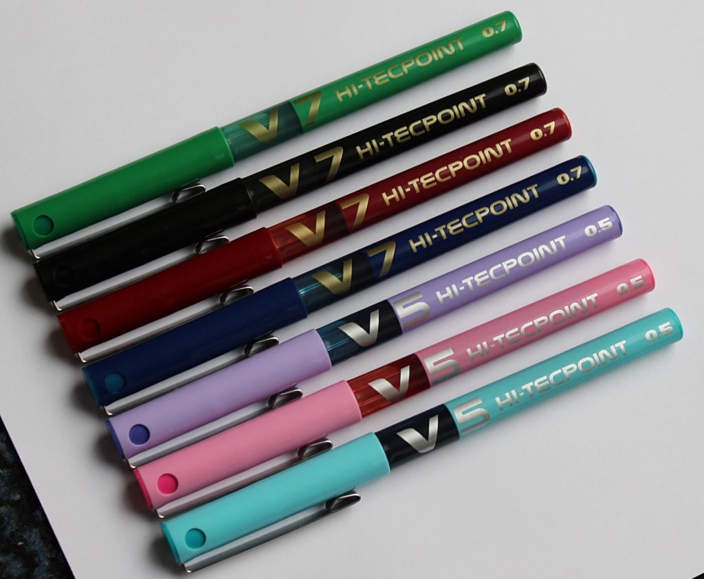 Die Tintenroller gibt es in den Farben Grün, Schwarz, Rot und Blau. Den V5 noch zusätzlich in Violett, Pink und Hellblau