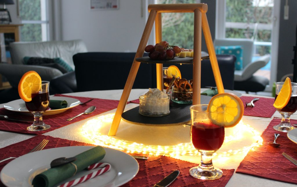 Weihnachtlich gedeckter Tisch