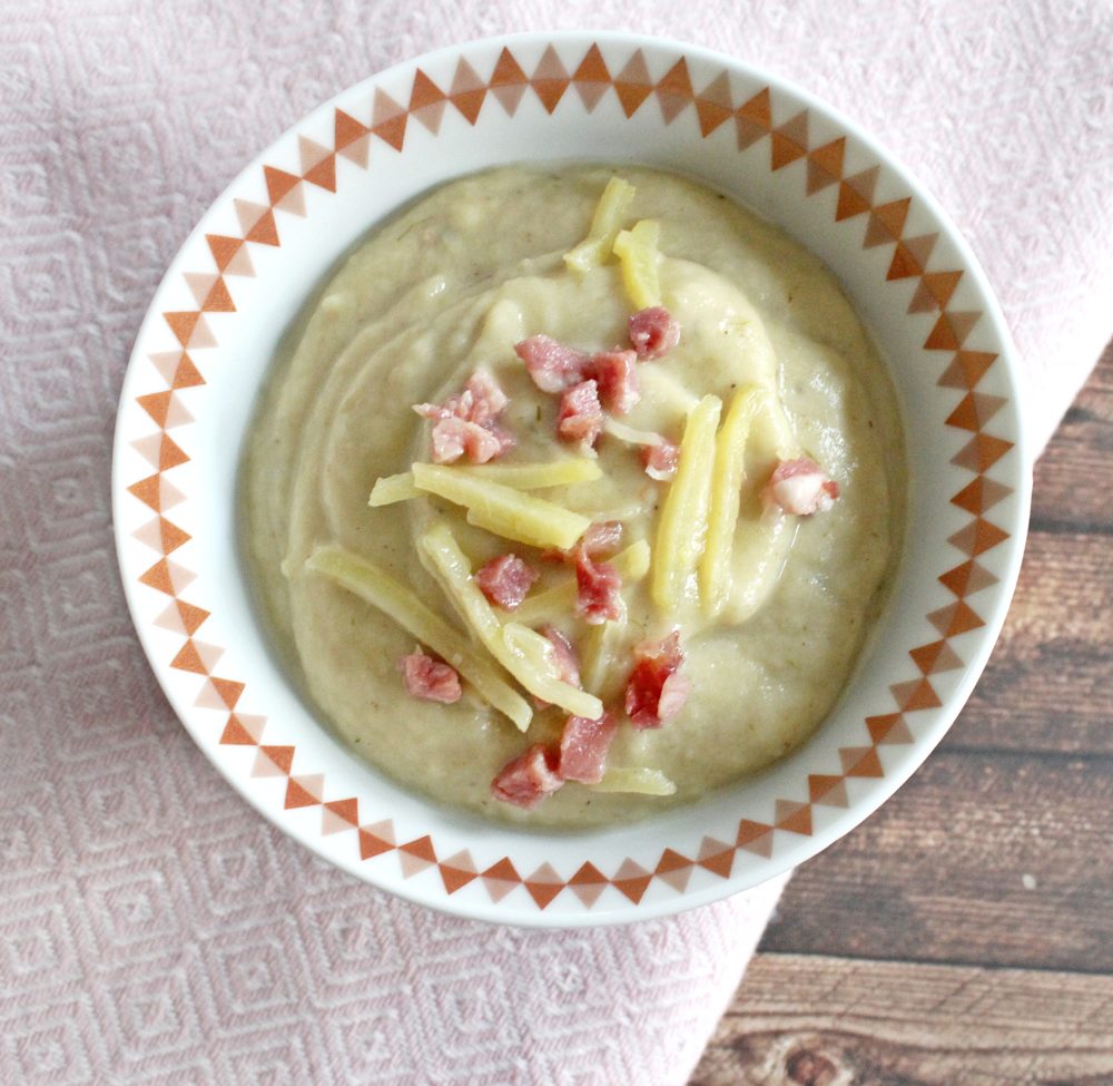 Hier siehst du eine leckere Kartoffelsuppe mit köstlichen Toppings