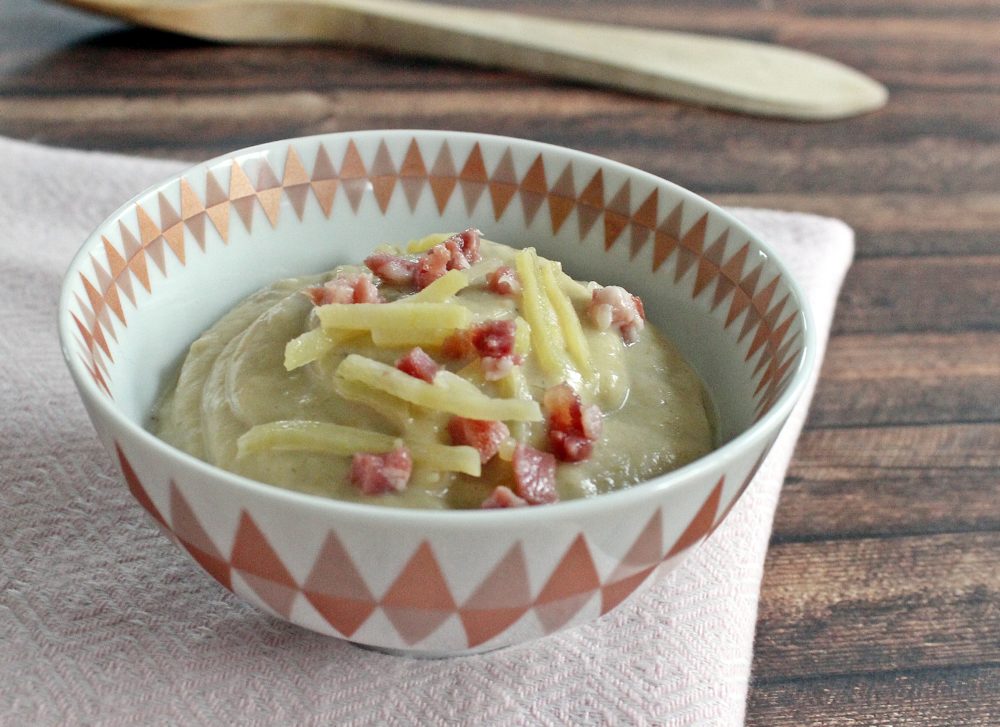Sehr leckere Kartoffelsuppe mit köstlichen Toppings