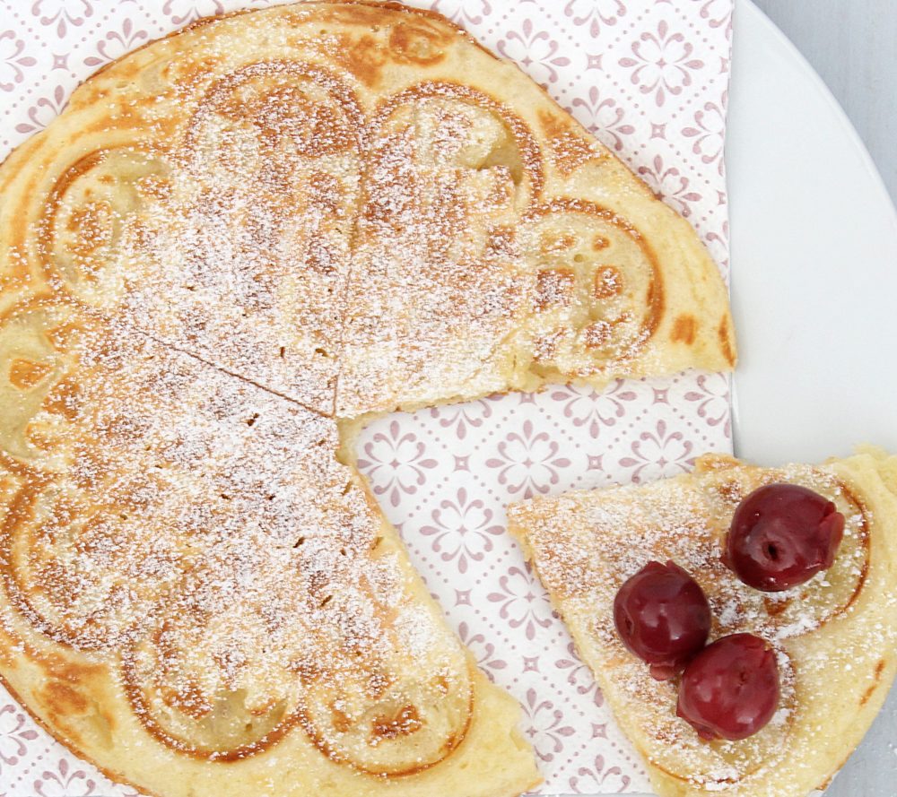 Waffeln mit Kirschen und Sahne 