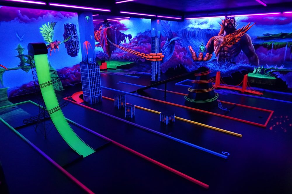 Schwarzlicht Minigolf in Mainz