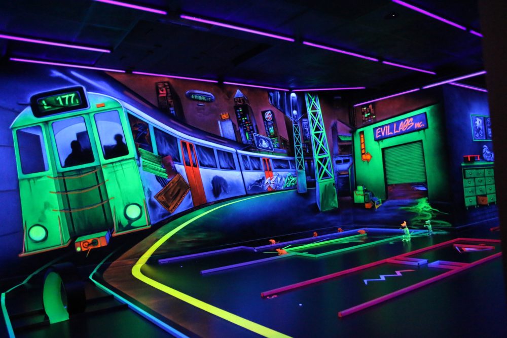 Schwarzlicht Minigolf in Mainz