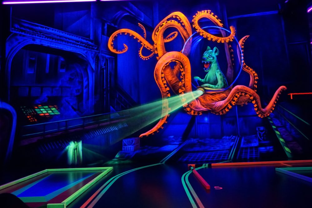 Schwarzlicht Minigolf in Mainz