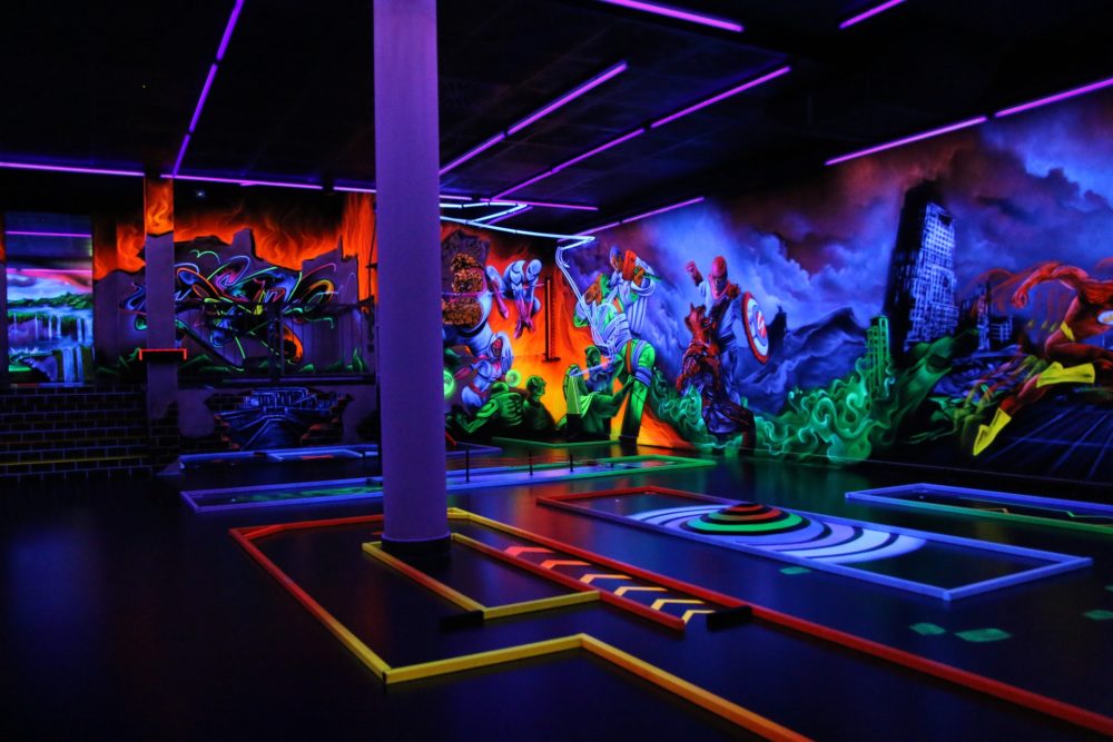 Schwarzlicht Minigolf in Mainz