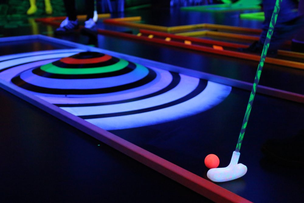 Schwarzlicht Minigolf in Mainz