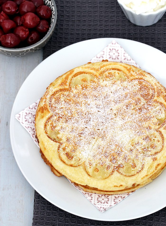 Rezept: Großartige Waffeln mit Kirschen und Sahne