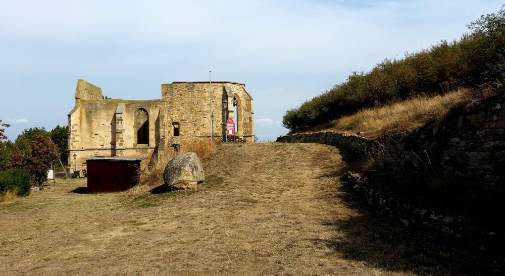 Beller Kirche am Strandpfad der Sinne