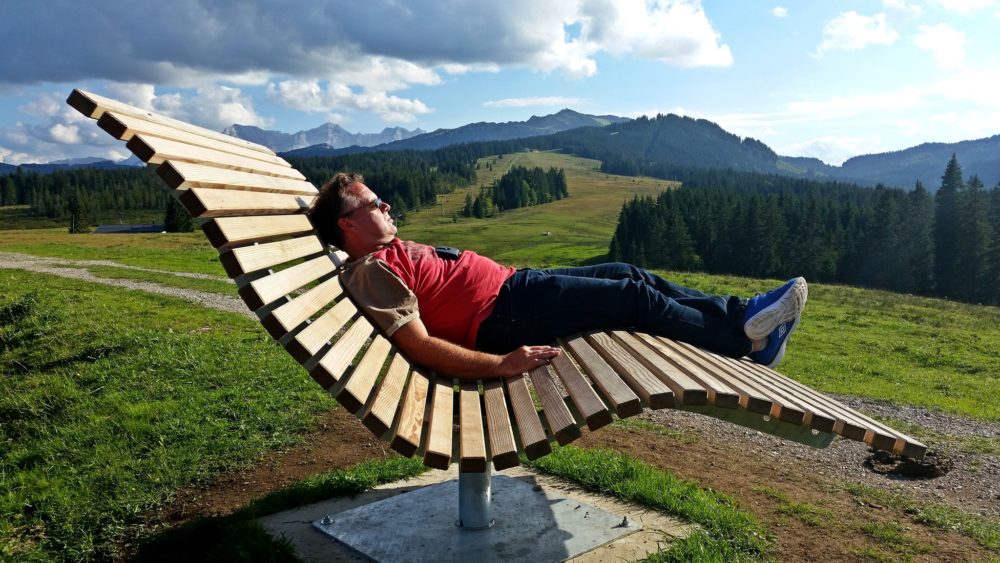 Entspannung auf der Wanderliege Winklmoosalm Chiemgau Bayern