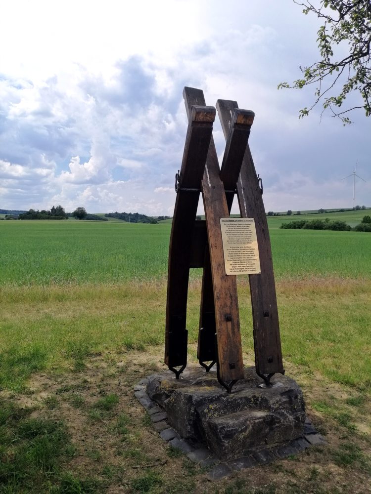 Objekte zwischen Birnbäumen Fontane