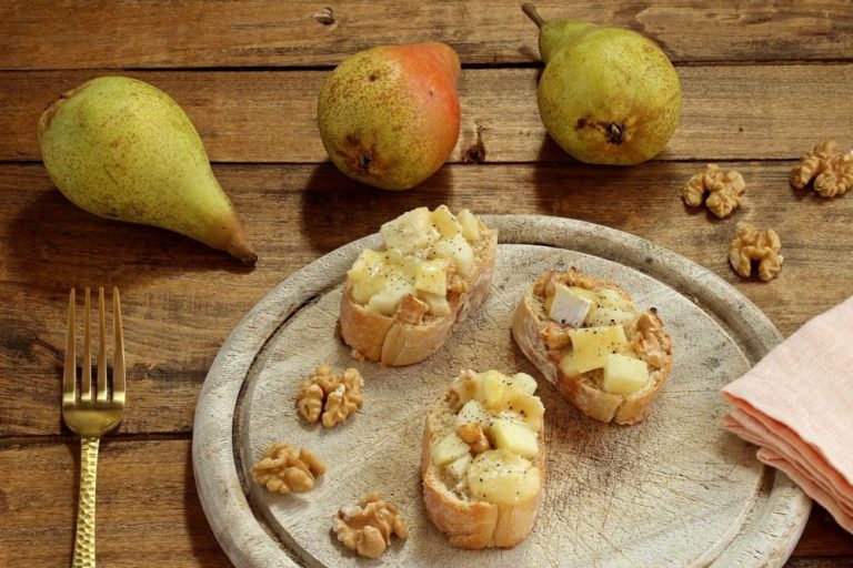 Herbst-Rezept: Baguettescheiben mit Brie und Birnen Herbst-Rezept: Baguettescheiben mit Brie und Birnen