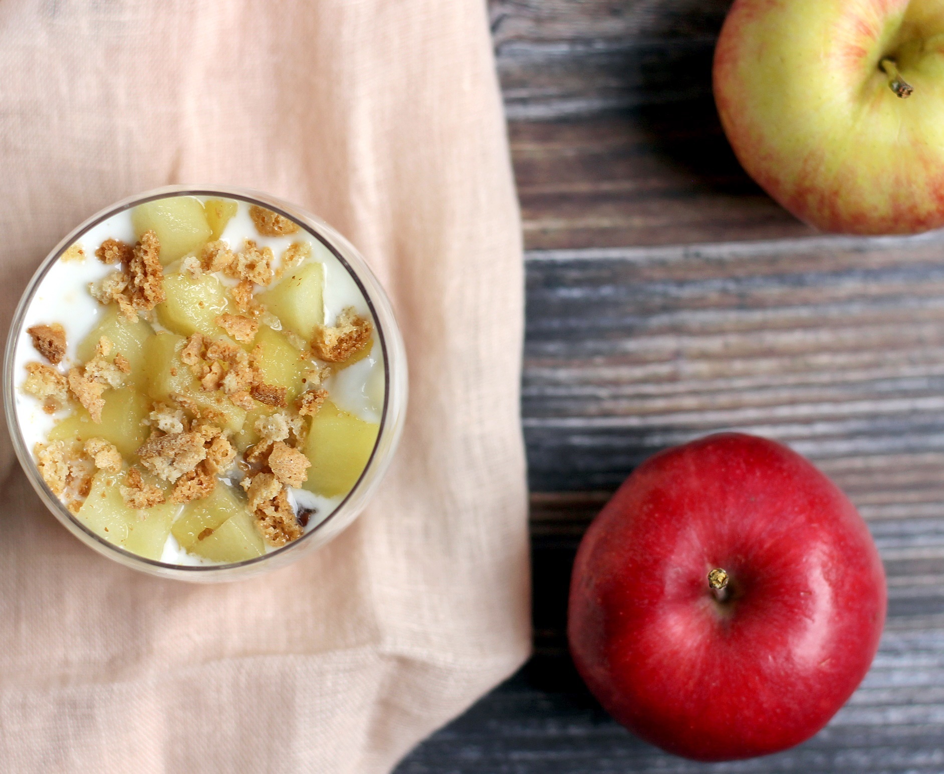 Winterzauber: Apfel-Joghurt-Dessert im Glas mit Amarettini