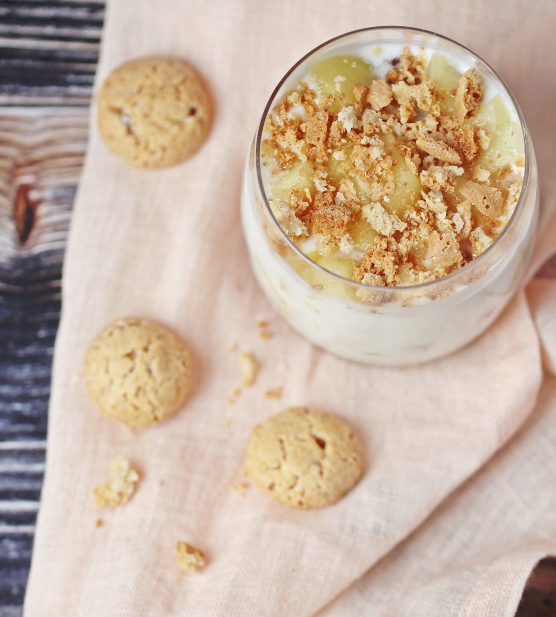 Winterzauber: Apfel-Joghurt-Dessert im Glas mit Amarettini