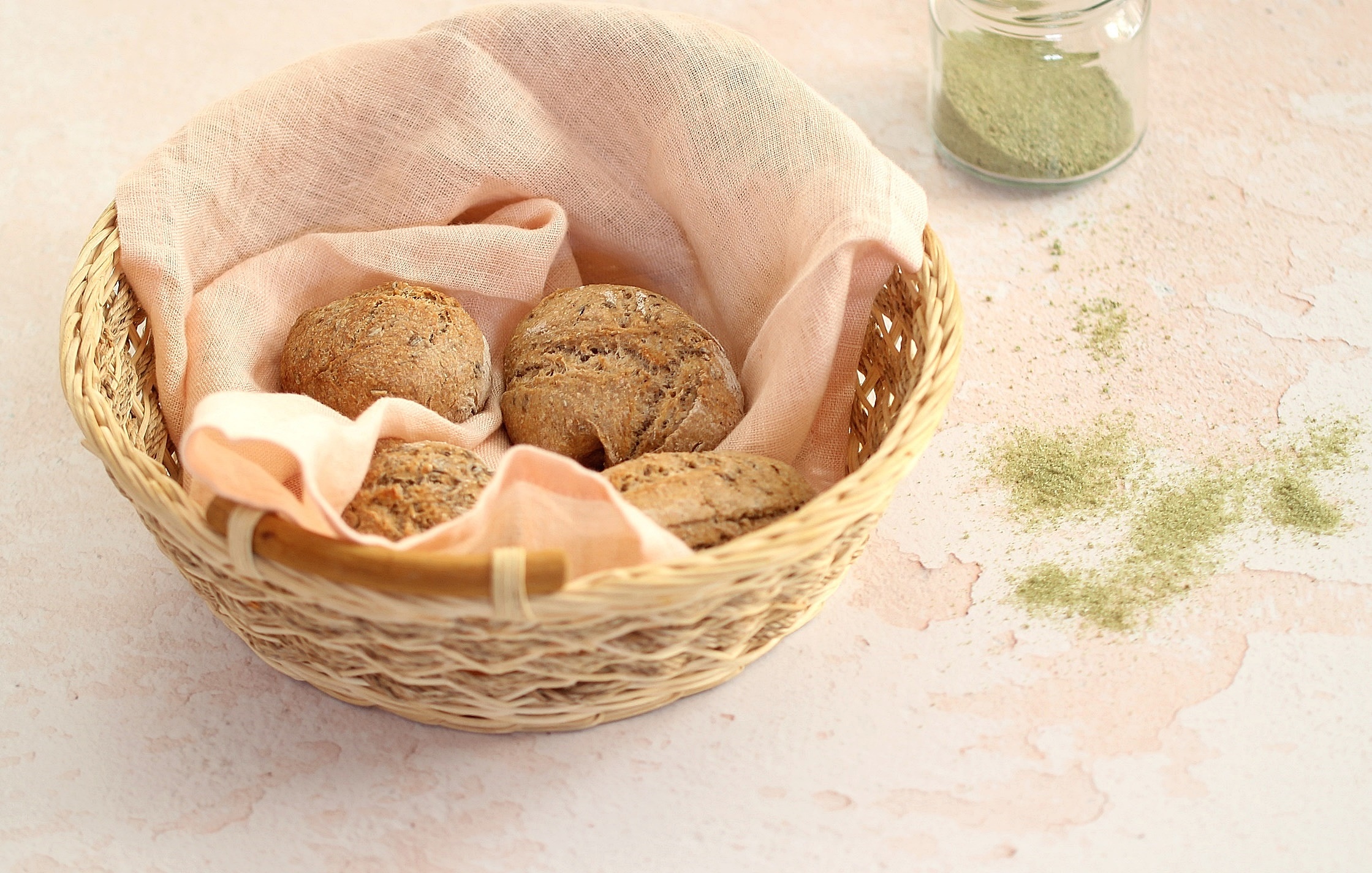 Vollkornbrötchen mit Kümmel und Bärlauch