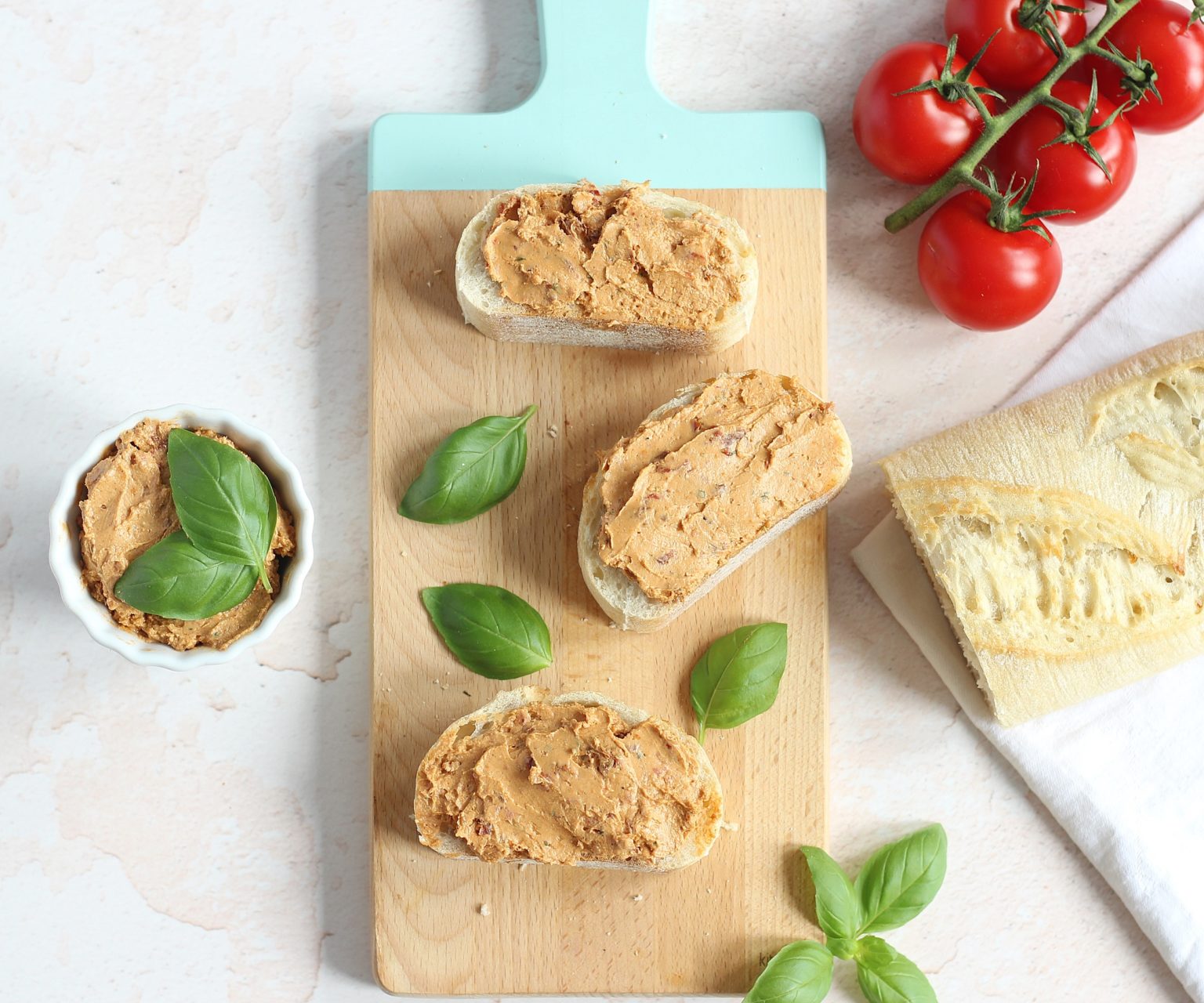 Rezept: Mediterraner Tomatenaufstrich mit Schafskäse Rezept: Mediterraner Tomatenaufstrich mit Schafskäse