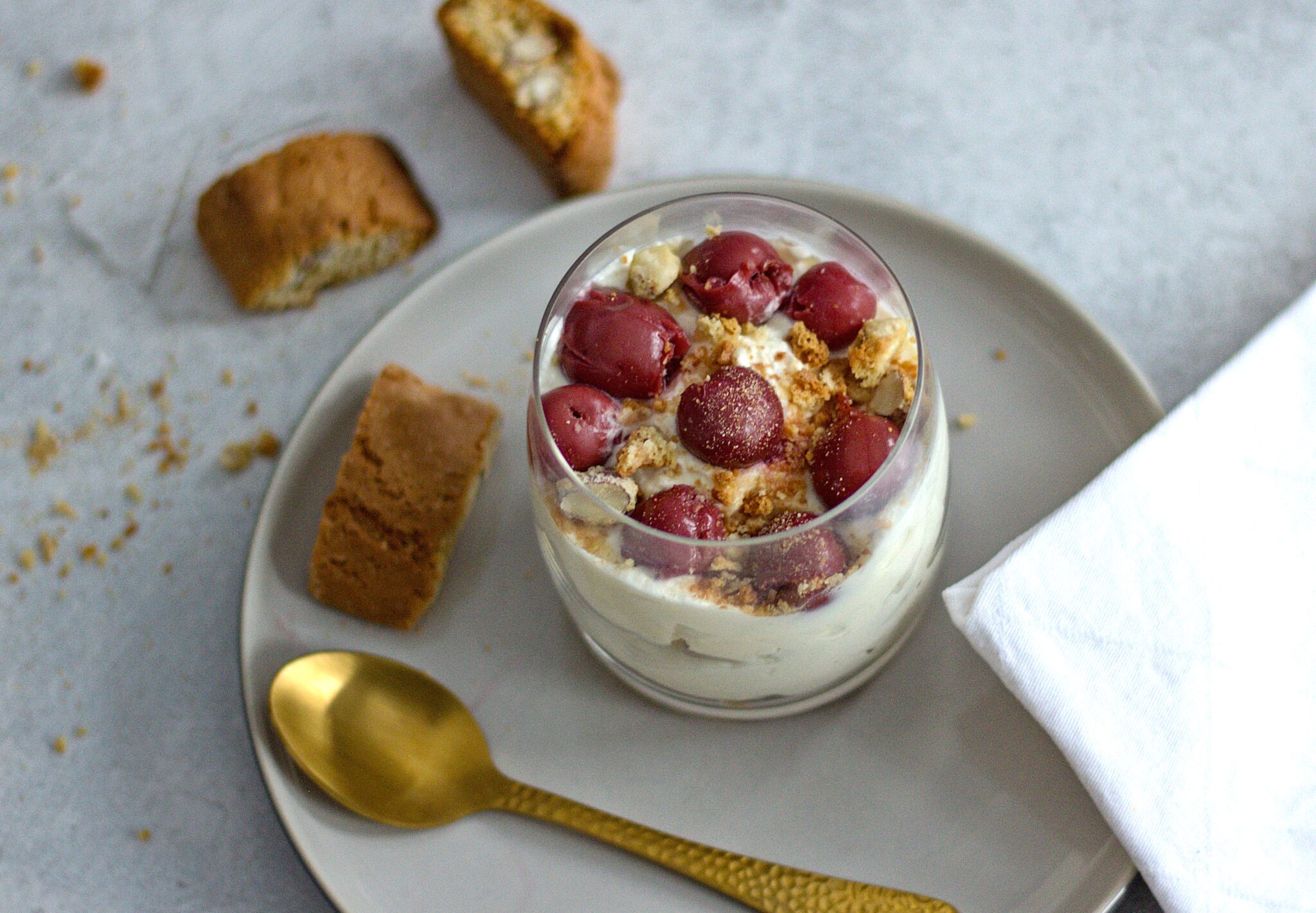 Einfaches Kirschdessert im Glas mit Cantuccini