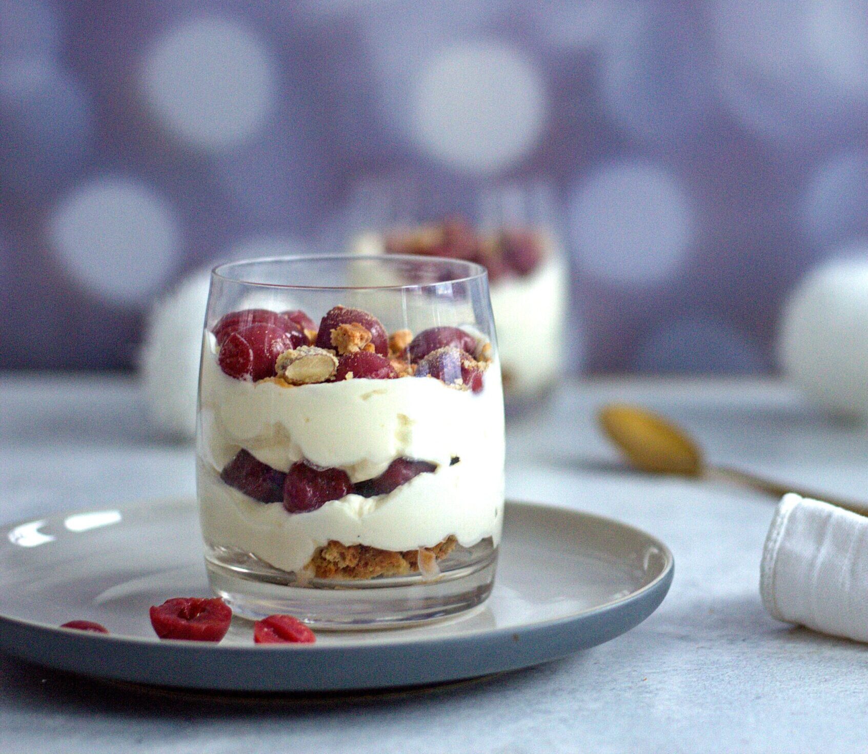 Kirschdessert im Glas mit Cantuccini 