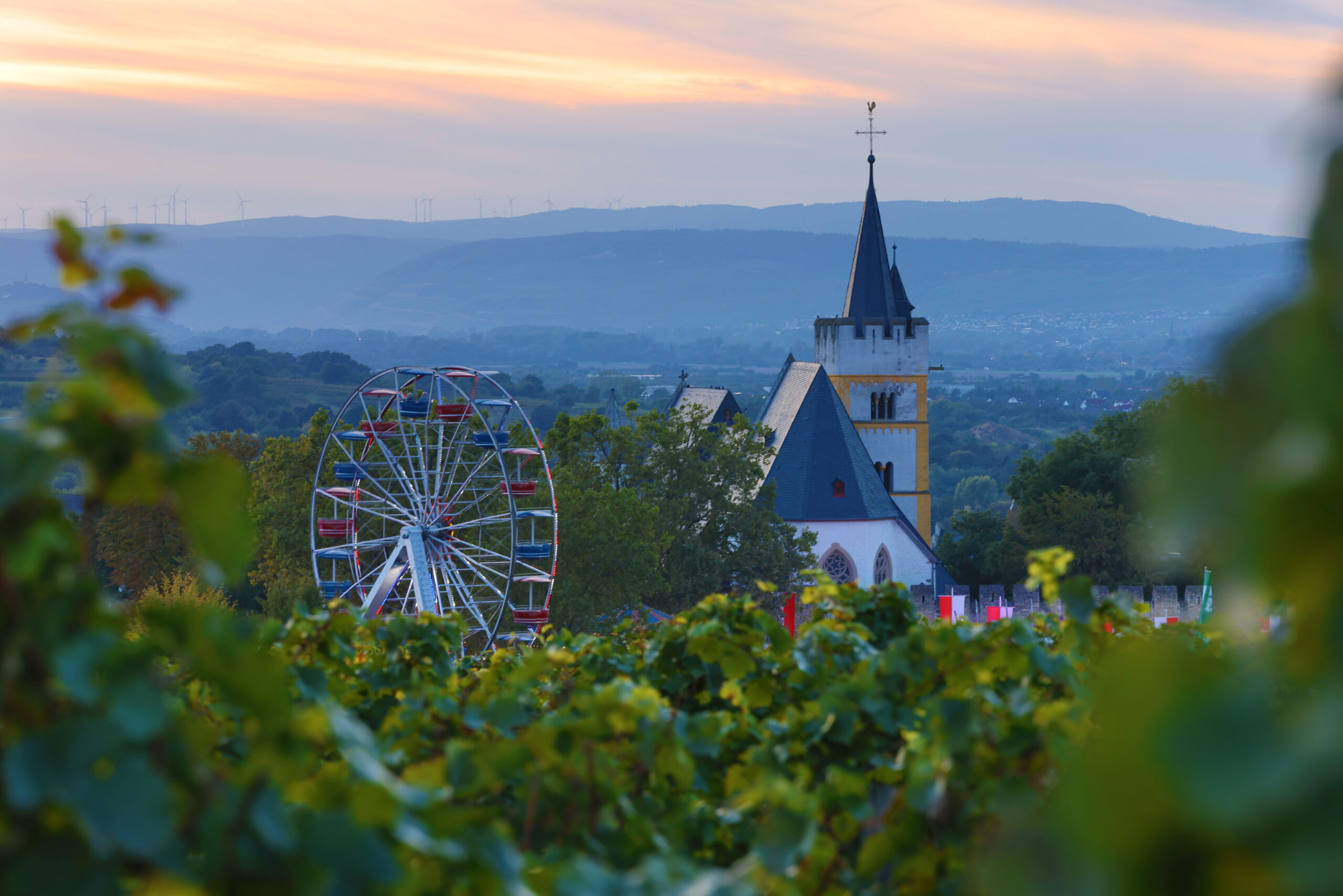 Ingelheimer Rotweinfest mit Riesenrad und Burgkirche