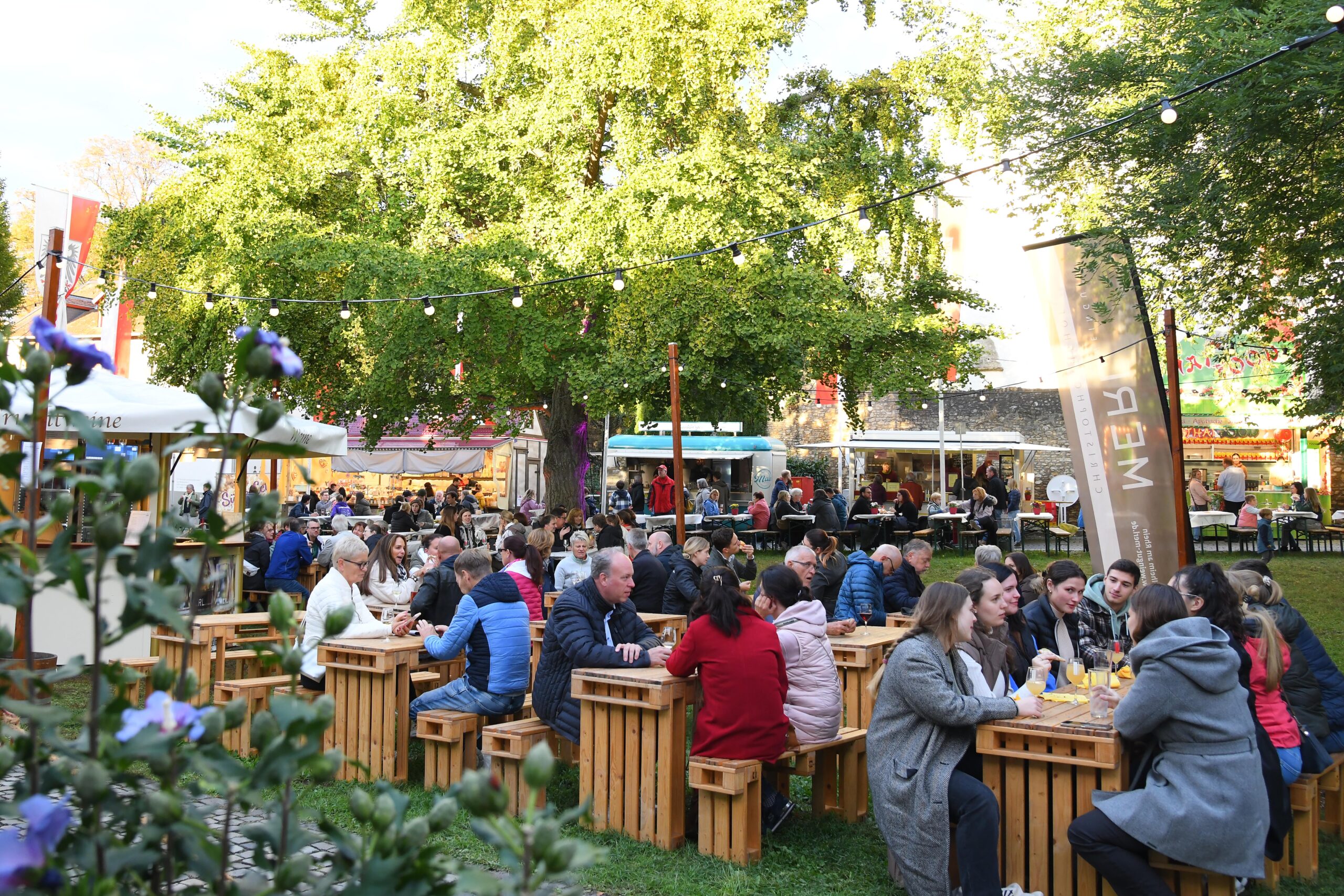Feste in Rheinhessen: Ingelheimer Rotweinfest an der Burgkirche