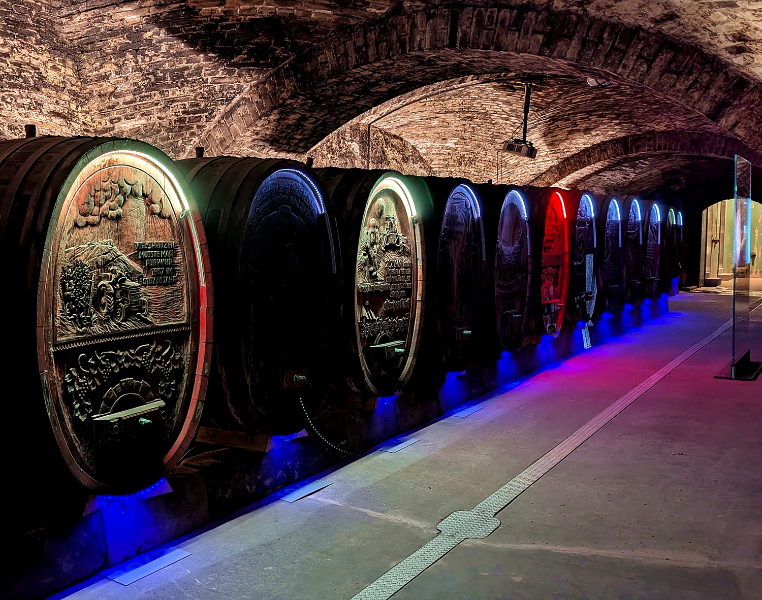 Ausstellung Kellergenossen Winzerkeller Ingelheim Jahrgangsfässer 